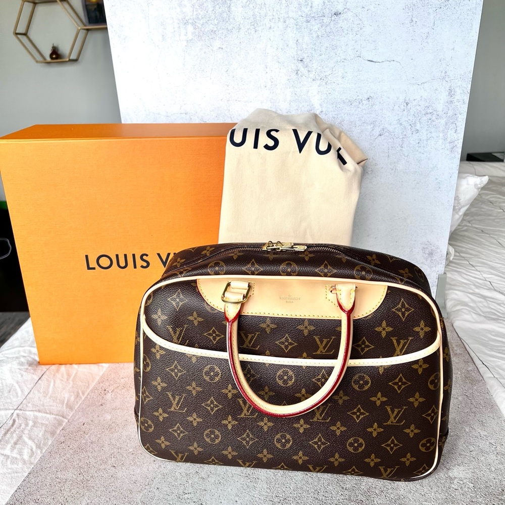 Louis Vuitton Deauville bag with NEW VACHETTA replaced by LV. Receipt included.